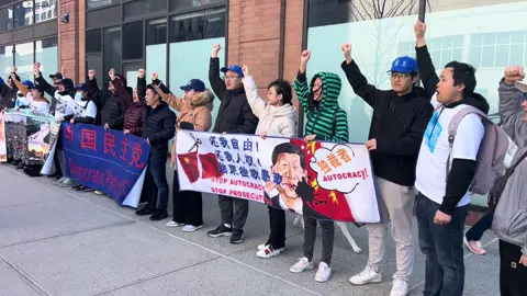 3.12，纽约中国领事馆抗议，人越来越多。觉醒吧，中国人民。