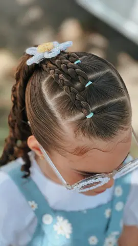 Vem se apaixonar com esse lindo penteado 🩵🤍 Salva para fazer e me segue para mais inspirações ✨ . . . #penteadosfaceis #penteadoinfantil #penteadoslindos #penteadocacheado 
