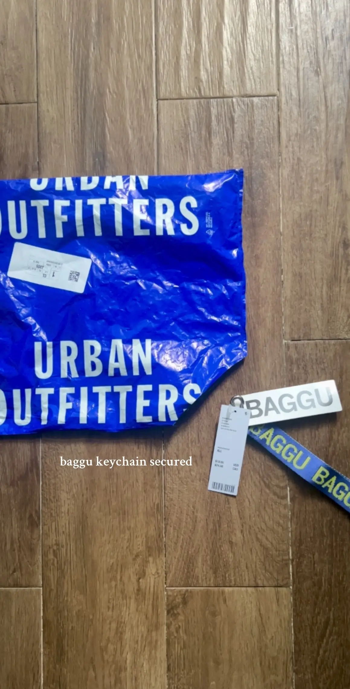 have been dying to get my hands on baggu’s 1st keychain they came out with and was never able to so when I saw urban came out with this one, I was so geeked!! She’s so cute!! #urbanoutfitters #baggukeychain #urbanoutfittersexclusive #latinacreator #unboxing #newpackage #urbanoutfitterspackage