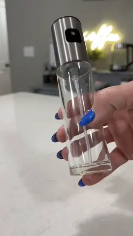 BOTELLA DE SPRAY PARA ACEITE 🍱🍡💥 🔖Este pulverizador de aceite se puede utilizar para rellenar aceite de oliva, vinagre, salsa de soja, limón y zumo de lima. 🔖Hecho de acero inoxidable y vidrio transparente apto para uso alimentario.  🔖Fácil de llenar y limpiar: la boquilla oculta puede evitar eficazmente el aceite y el polvo, reduciendo su trabajo de limpieza.  🔖Esta botella dispensadora de aceite es de 100 ml, fácil de leer y controlar la cantidad de aceite utilizado en la cocina. 🔖No se producirá ninguna fuga de aceite incluso si la botella de aceite está invertida. 🍁PRECIOS: X Menor $2.35; x Mayor $2.00; x Bulto $1.80 🍁COLORES DISPONIBLES: Dorado y plateado 🛍️Visítanos en nuestro almacén 🙋Guayaquil (clemente Ballén #830 entre Lorenzo de Garaicoa y Rumichaca diagonal al mercado central frente a la distribuidora trebol verde ⏰Lunes a sábado: 9h00 am - - - 18h30 pm 🇪🇨Envíos a nivel nacional