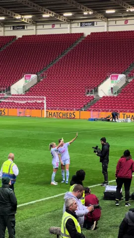 Meadema waving up to family / friends after the Bristol City game ⚽️ #bethmead #viviannemiedema #meadema #awfc #arsenalwomen #alessiarusso #katiemccabe #leahwilliamson #woso #WomensFootball #wsl #wlw #fyp
