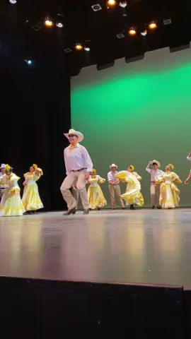 @cielitolindoperris  interpretando la cuichi de Sinaloa fiesta de la taspana #danzafolklorica #balletfolklorico #folklore #folklorico #dance #mexico #folkloterapia #angieglez #sinaloataspana  que honor gravias por elegirme para poner este cuadro dancistico ☺️🙏🏻