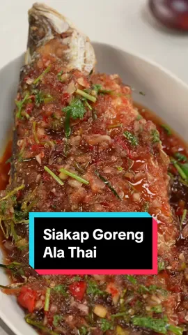 Puasa Day 2 : Siakap Goreng Ala Thai. Siakap digoreng crispy dengan sos yang rasa kick, pedas, masam, dan manis bersama dengan aroma serai dan daun ketumbar. Perfect untuk masak dengan family berbuka nanti 🤤 #IftarwithKhairulaming #KongsiSelera #KongsiBersama 