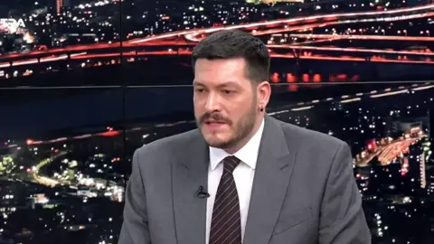 Όταν νομιμοποιείς νεοναζί με περικεφαλαίες, διαδηλώνοντας στο πλευρό τους, όταν χειροκροτείς μαθητικά πανό με το συνθημα 