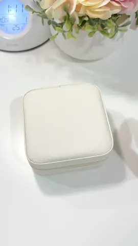 Akhirnya cincin gelang ga berserakan lgi karna beli si gemoy ini. Tampilannya premium bgt bahannya jg super bagus dan kokoh. Bisa simpan banyak jg, super recomended #kotakperhiasan #jewerlybox #kotakperhiasanmini #fyp #RamadanEkstraSeru 