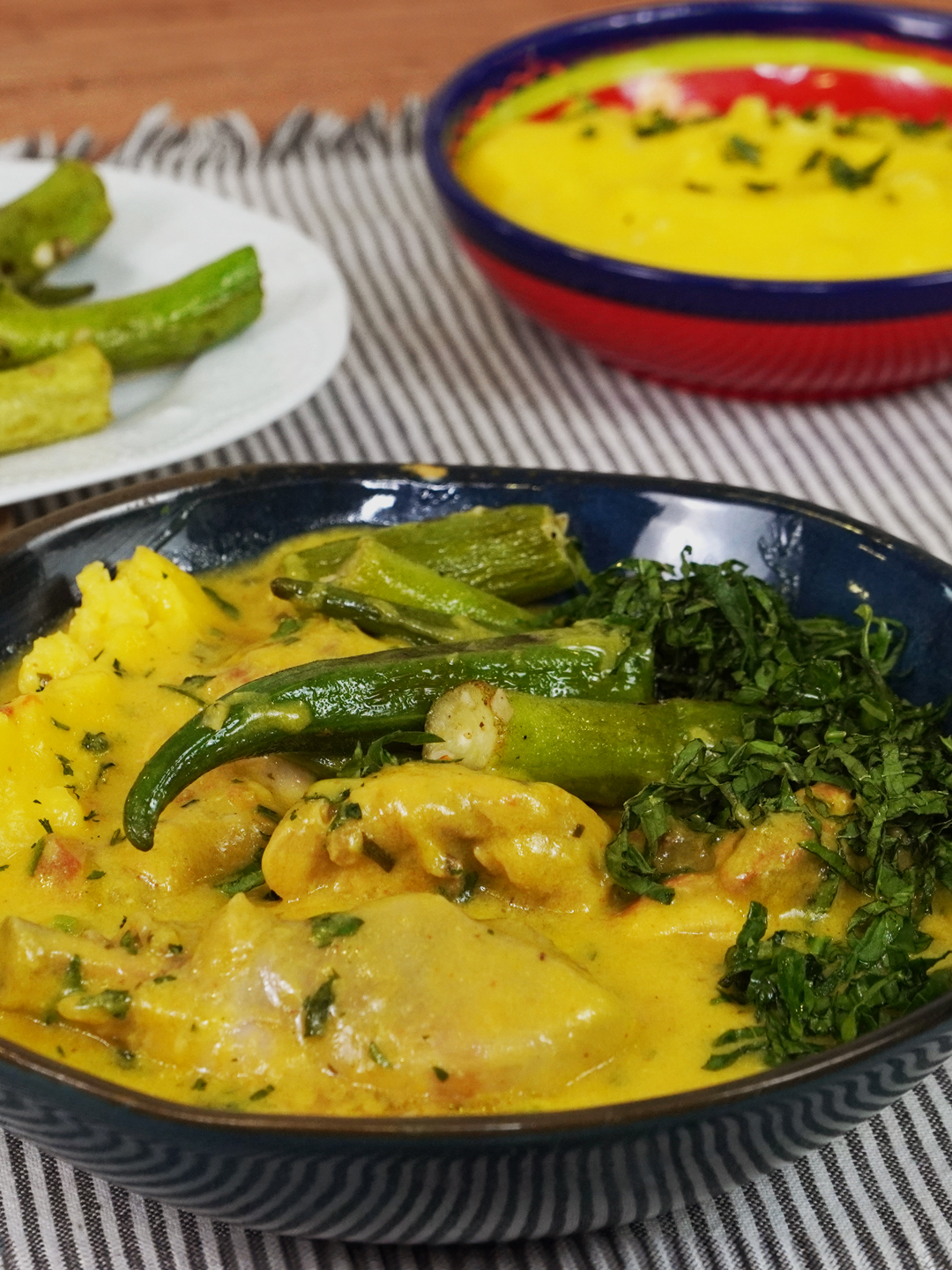 ENGROSSADO DE MILHO VERDE COM FRANGO | COMIDA DA ROÇA | Foodmakers Brasil INGREDIENTES: {milho} - 8 espigas de milho - água {frango} - 1,5 kg de frango á passarinho - Suco de 1 limão - 1 col.sopa de sal - Temperos à gosto: pimenta do reino, páprica - 1 cebola picada - 3 dentes de alho - Tomate picado - 1 col.sopa de açafrão da terra em pó - 3 pimentas de cheiro - 2 col.sopa de azeite - Salsinha à gosto MODO DE FAZER: Bate as espigas de milho com água no liquidificador, coe e reserve o caldo. (Para cada 2 copos de milho, 1 copo de água) Tempere o frango com limão, sal, os temperos e misture. Em uma panela aquecida, coloque o azeite e refogue o frango até ficarem bem dourados. Retire o frango e reserve. Na mesma panela, adicione o alho, a cebola, a pimenta de cheiro e refogue. Acrescente os tomates, o açafrão e a salsinha. Misture. Coloque o frango na panela e adicione água, tampe e deixe cozinhar por 15 minutos. Adicione o caldo do milho no frango cozido para engrossar, misture. Assim que engrossar, abaixe o fogo e deixe cozinhar por alguns minutos. Sirva! Quiabo grelhado e angu duro são ótimos acompanhamentos para essa receita! #foodmakers #culinaria  #gastronomia  #receitas  #foodtiktok  #frangocozido  #milho  #caldodemilho  #angu  #quiabo