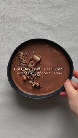 TWIX HARDSHELL CHEESCAKE - 5 of 6 cheescake recipes -  macros:  345cal | 45g P | 26g C | 10g F ingredients: 200g greek yogurt/ skyr 15g protein powder 15g pudding mix* flav drops/ flav powder 100g salted caramel protein pudding 15g chocolate chips 1g coconut oil optionally: twix *I use the @prozis protein pudding premix for the best consistency and even more protein. If you'd like to order, you can always use my code (HWTHEA10) to get 10% off! <3 #highproteinmeals #highproteinbreakfast #healthybreakfastinspo #healthybreakfastideas #healthybreakfast #proteinbreakfast #healthyrecipes #EasyRecipe #highprotein #highproteindessert #highproteindesserts #proteindessert #proteindessertrecipe #dietdessert #dietrecipe #cheescake #proteincheesecake #lowcaloriecheesecake #cheescakerecipe #twixcheescake #proteintwix #proteintwixcheescake