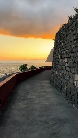 Dusk journey towards Câmara de Lobos, Madeira, Portugal 🇵🇹 Contemplating the evening whispers whilst pedaling along the coastline, trailing the sun’s descent beyond Cabo Girao. With each curve, a philosophical reflection; every instance, an awe-inspiring panorama. #MadeiraMagic #Pedaling #SunsetSerenity #CoastalContours #ReflectiveRides #CaboGirao #CâmaradeLobos #EveningRide #islandlife🌴 #SunsetMagic #SunsetRide #Promenade #madeiraisland 