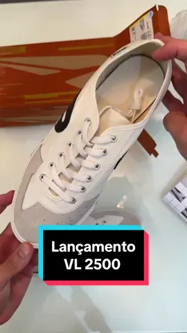 Recebidos do Dia: o modelo VL 2500 é lançamento da @Rainha Oficial e tem um design clássico que combina com todos os estilos 👟✨ Eu adorei por ter uma pegada clean, cheio de estilo e ser super confortável! E você, curtiu? #tenis #lançamento #modamasculina #estilo #VL2500 #VL2500autentico