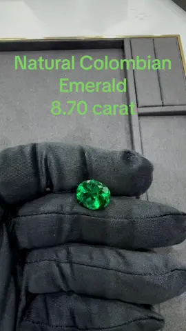Colombian Emerald 8.70 Carat زمرد كولومبي طبيعي #زمرد #الكويت #السعودية #الرياض #مجوهرات_فيصل_الفارس #عبدالوهاب_الفارس #emerald #gems #jewelry 