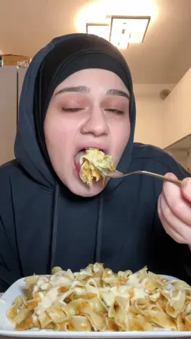 Gemüse-Bandnudeln mit Käsesoße #Ramadan #iftar #food #essen #mukbang #nudel #käse #fyp  Gemüse-Bandnudeln: 250 g Bandnudeln  1 Kleine Zucchini 1 - 2 Karotten  1 Stange Lauch 1 El Butter Salz Pfeffer  Käsesoße: 1 Kleine Zwiebel optional  1 Knoblauchzehe optional  125 ml Wasser mit 1 Tl Gemüsebrühe  125 ml Milch 30 g Butter 30 g Mehl 100 g geriebener Käse Salz Pfeffer  Muskatnuss  Paprikapulver
