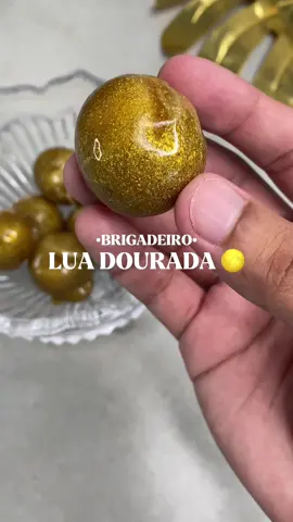 1 LC 1 CL 80g de chocolate branco Pó dourado brilhante 200ml de água  250g de açúcar  1 colher de glucose de milho #brigadeiro #doce #luadecristal #brigadeirogourmet #receita 