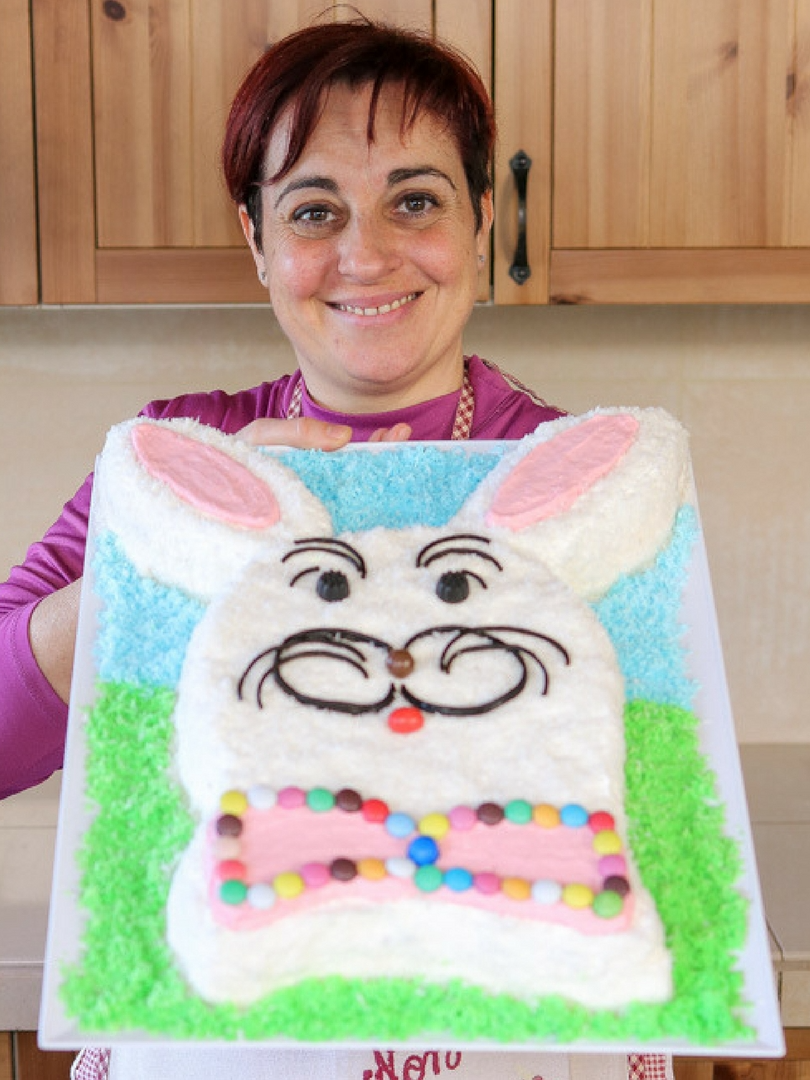 TORTA CONIGLIETTO Un dolce speciale per Pasqua. E' una torta con la base di Pan di Spagna al cacao, ripiena di morbida crema al cocco e decorata con liquirizia e confetti colorati. E' una torta per bambini golosa e divertente, da fare assieme ai più piccoli che potranno divertirsi ad impastare, a decorare e colorare il coniglietto. Passata la Pasqua possiamo farla in qualunque periodo dell'anno come torta di compleanno. INGREDIENTI PER LA BASE 6 uova 220 g di zucchero 60 g Fecola di patate 160 g di farina 20 g di cacao amaro 1 bustina(16 g) lievito per dolci PER LA FARCITURA 750 ml di panna già zuccherata 250 g di yogurt al cocco 1 bicchiere di latte circa gocce di cioccolato a piacere PER LA DECORAZIONE acqua per reidratare il cocco 150 g di farina di cocco più altra a piacere colorante alimentare 2-3 girelle di liquirizia confetti colorati #tortaconiglietto #pasqua #ricettafacile #video #recipe #ricetta #ricette #benedettarossi  #fattoincasadabenedetta