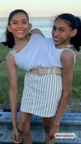 Conjoined twins 🤝🏽 #whoscancelled #tanamongeau #brookeschofield #conjoinedtwins 