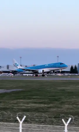 Hi, look at this butter landing, it’s Ebraer E-175STD KLM PH-EXU, i hope you like it, flw and like for more videos✈️💫#aviation #plane #plen #embraer175 #foryoupage #fypシ #foryou #fy #prgairport 