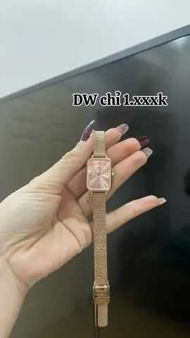 SIÊU PHẨM đồng hồ nhà DW vừa cập bến còn 1 chiếc, bác nào chốt hụt inbox em nha!   Phong cách Fashion: Thời trang Thương hiệu: Daniel Wellington Xuất Xứ Thương Hiệu: Thụy Điển Loại máy đồng hồ: Quartz (Pin) Loại mặt kính: kính cứng Chất liệu dây: Dây thép cao cấp không gỉ 316L Chất liệu vỏ: Thép không gỉ Chỉ 1.xxxk ( x siêu nhỏ ) #donghochinhhang #donghonu 