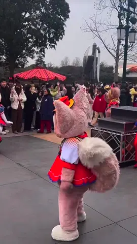 Linabell MOCKING Daisy Duck - Funny Disney Character Moment #disneyparks  #LinaBell  #daisyduck