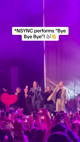 *NSYNC performs “Bye Bye Bye” at #JustinTimberlake’s L.A. show! 🎶👋  #nsync #nsyncreunion #nsynctiktok #jcchasez  🎥: theticketlot/TMX 