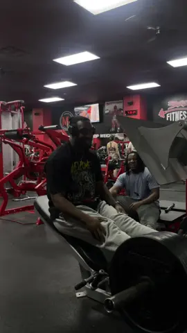 straight to the weight wit it😭 #fyp #GymTok #micdup 