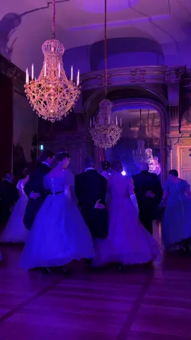 Réponse à @Mey🤍 le bal dans Anastasia ✨ #waltz #paris #valse #ballroomdance 