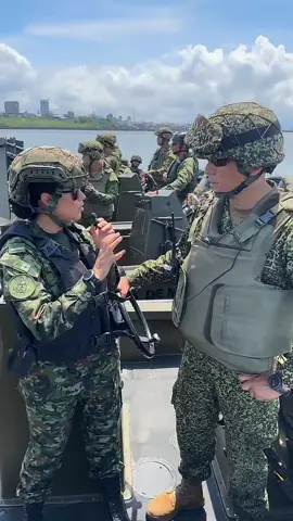 Hoy nos encontramos a bordo de las unidades fluviales de la Brigada de Infantería de Marina No. 2 de nuestra @armadacolombia en Buenaventura.  #SiempreFirmes #Marinos #ProtegemosLaVida #Buenaventura #viral #Armada #viraltiktok 