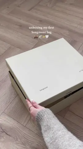 This is the Luna bag from @Songmont_Official & isn’t she perfect for spring summer 🥹🕊️✨ #songmontluna #songmontbags #lunabag #songmontlunabag #handbagunboxing #handbagunboxingvideo #unboxwithme 
