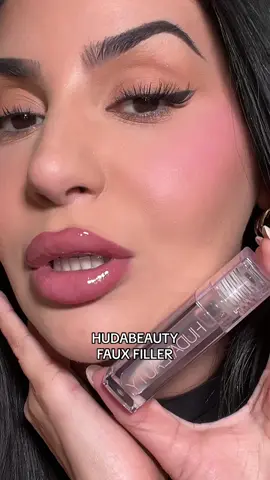 Replying to @Erica Danielle lets try the clear gloss shade 🤍 @Huda Beauty  #hudabeauty #lipgloss #lipcombo 