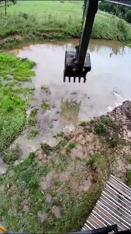 Hydraulic excavator, cleaning the dam's culvert, operator from Espírito Santo. #part2 