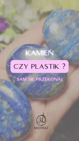 Dziś przygotowałem dla was poradnik, jak sprawdzić czy dany kamień jest naturalny czy plastikowy 💎. Czy zdarzyło wam się kiedyś zakupić piękny kamień, a po pewnym czasie okazało się, że był on jednak sztuczny? Oto 7 porad na to, jak uniknąć tego typu sytuacji: 1. BADANIE CIĘŻARU: Naturalne kamienie są zazwyczaj cięższe od plastikowych. Możesz skorzystać z wagi kuchennej, aby porównać wagę kamienia z jego objętością. 2. SPRAWDŹ KOLOR: Naturalne kamienie mają bardziej intensywne kolory i nie wyglądają sztucznie. Plastikowe często mają jednolity kolor lub wyglądają nienaturalnie. 3. ZAPOZNANIE Z WYGLĄDEM: Naturalne kamienie mogą mieć pęknięcia, przebarwienia czy inkluzje, co dodaje im charakteru. Plastikowe kamienie zazwyczaj są idealnie gładkie i bez skaz. 4. TEST SŁOIKOWY: Umieść kamień w szklanym słoiku z wodą. Jeśli kamień tonie, jest to oznaka, że jest on naturalny. Plastikowe zazwyczaj wypłyną na wierzch. 5. TEST ŚWIATŁA UV: Niektóre kamienie mogą reagować na światło ultrafioletowe. Jeśli Twój kamień świeci się pod takim światłem, może to oznaczać, że jest on sztuczny. 6. ZAPACH: Naturalne kamienie nie będą miały zapachu, a plastikowe mogą wydzielać śmierdzący zapach chemiczny. 7. SKONSULTUJ SIĘ Z EKSPERTEM: Jeśli masz wątpliwości, zawsze warto skonsultować się z profesjonalistą, który pomoże Ci rozpoznać prawdziwy kamień od sztucznego. Mam nadzieję, że te porady pomogą Wam uniknąć kupna fałszywego kamienia i cieszyć się prawdziwą biżuterią 💍. Pamiętajcie, że warto inwestować w jakość! Nie zapomnijcie obserwować naszego bloga, aby być na bieżąco z nowymi poradami i artykułami 💖. #kamienie #kamienieszlachetne #test #bizuteria #bizuteriamodowa #bizuteriazkamieninaturalnych #akcesoria #dodatki #warszawa #biżuteriahandmade #sklepzkamieniami #astrologia #ezo #joga 