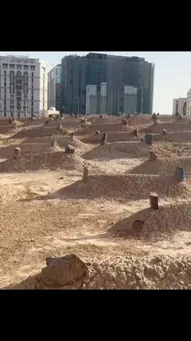 Qabuuraha baqiic قبور الصحابة في المدينة   Meeshaan waa qabuuraha baqiic waxaan ku aasan wax ka badan 10kun oo saxaabi    Allow no nuuri qabriyadeena🤲