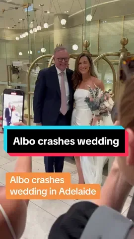 A bride and her bridesmaids were thrilled by an impromptu meet and greet with the Prime Minister Anthony Albanese at SkyCity Adelaide 👰 😮 😝  #adelaide #albo #primeminister #auspol #weddingcrasher #anthonyalbanese #weddingtiktok #bridalparty #politics #southaustralia #australia 