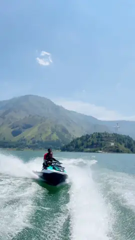 Emang keindahan Samosir gak ada habisnya di nikmati dari darat, danau maupun udara tetap luar biasa😍 Jetski kebanggaan : @jetskisamosir 🔥 #samosirnegeriindahkepingansurga #samosir #danautoba #pesonadanautoba #pesonatoba #northsumatra #visitsumut #exsploresumut #pesonaid_travel #kemenpar #karyabatak.id #samosirindah #adventuresamosir #teropongsamosir #jetskisamosir #dronesamosir #dronesumut #wondersumut 