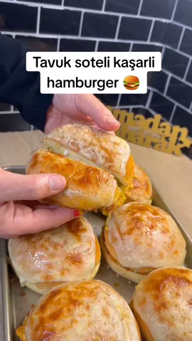 Video sahibi @eman.İbrahim  Tavuk kaymak, benimsedikleri 🌙 kahvaltı Ramazan'ın en kolay tarifi . . Malzemeler: Hazır Burger Ekmeği  İki diş sarımsak  bir yemek kaşığı limon suyu ile marine edilmiş tavuk göğsü Bir tavada iki kaşık sıvı yağ ateşe koyun, tavukla ekleyin, çekince iki soğan ve renkli biber ekleyin  Baharat~ Büyük bir kaşık kırmızı biber, köri baharatları, tavuk tuzu ve bir tutam karabiber ve yarım kaşık kişniş ve kimyon Ve sonunda peynir dilimlerini ekliyoruz  Sonradan ~ Mozzarella peyniri dilimleri  ekleyin fırına koyun  Fırın 200 derecede ısıtılır . . #سلايدر_دجاج #Recipes #Ramazan Ramazan #وصفات #اكلا