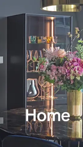 Modernes Wohnzimmer mit Marmor, Glas und indirekter Beleuchtung. Glasvitrine mit Glaseinlegeböden von Livarea.de  #Wohnen #Möbel #einrichten #Design #madeinitaly #Home #interiordesign #glasvitrine #bar #Barmbek #barschrank #Shishabar #luxus #luxuswohnung 