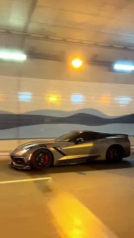 The bus was not a paid actor 😂 #corvette #dubaicars #fyp #c7corvette #palmjumeirah 