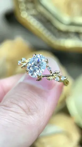 Moissanite can shine like diamonds.💎✨#natureinspiredjewelry #proposal #fyp #14kgold #engagementring #moissanite #moissaniteengagementring 