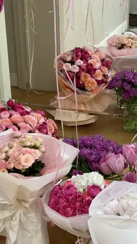 #цветы #красивыецветы #букеты #огромныйбукетцветов #огромныйбукет #многоцветов #тюльпаны #пионы #день рождения 