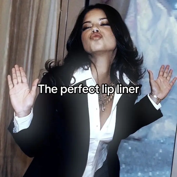 The perfect lip liner🖤🩶🤍 #viral #fyp #xyzbca #fypシ #adrianalima #iconic #tips #makeup #lipliner 