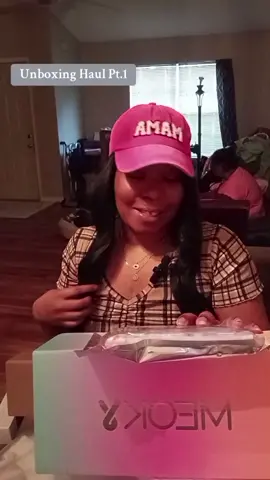 Unbox all these goodies with me 🤗 #unbox #unboxinghaul #freesamples #aliciathearies #sheisanaries85 #freebies #meokytumblers #hairtreatment #yiduoeyelash #thebeachwaver 