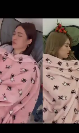 กริ๊ดดด เค้าใช้ผ้าห่มลายเดียวจ้า เอ็นดูหลิงออมอ่ะ มากองเพื่อมาหลับโดนแกล้งเลยจ้า 555  ได้เห็นพี่หลิงหลิงโดนแกล้งบ้างล่ะ เอ็นดูเวลาเค้านอนมากอ่ะ 💖 #หลิงออม #เด็กดื้อของพี่หมอ #lingorm  #ใจซ่อนรัก #thesecretofus #fyp  #linglingkwong #ormkornnaphat  #ช่อง3 #lesbian #lgbt #glseries 