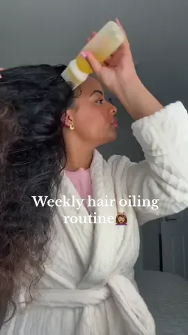 The fact that these oils already come diluted makes it 10x easier to keep up with this routine🙌🏽 #hairtok #hairtips #naturalhairgrowth #naturalhairtiktok #haircare #hairoiling #rosemaryoil #castoroil 
