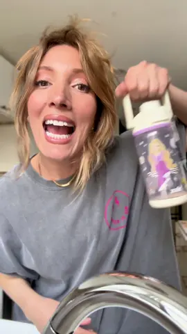 MOMS! FINALLY… a water bottle that is easy to hold, easy to sip, spill proof, and makes everyone #SMILE! @zak designs #MomsofTikTok #momlife #toddlermom #kids #kid #mom #water #waterbottle #gifted #collab 