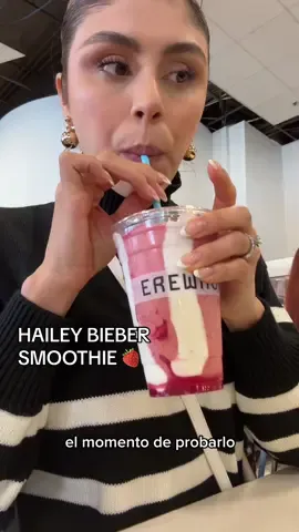 PROBANDO EL SMOOTHIE DE @Hailey Bieber 🍓🍓🍓 Lo venden en los angeles en el supermercado Erewhon y cuesta $19 dolares el batido! 👀 ¿Que te parece?  #erewhon #haileybieber #smoothie #losangeles 