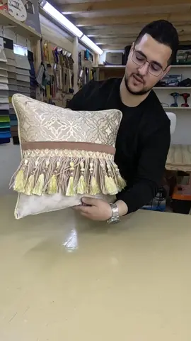 وسادة أنيقة و تقليدية من بقايا الثوب مزينة بترييش 🤩 لمعرفة تفاصيل أكثر الفيديو في قناتي باليوتيوب 