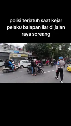 polisi kejar para pelaku balapan liar di kawasan jalan raya soreang-kopo, bahkan seorang petugas terjatuh dari motornya dan sempat berlari untuk mengejar pelaku balap liar