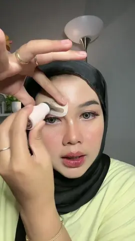 Warna yang pigmented dan tahan lama untuk menghasilkan bentuk alis yang sempurna.#otwoo #otwooid #makeup #beautytips #makeuptutorial #eyebrow #eyebrowpowder 