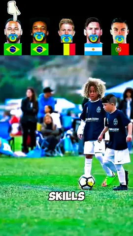 Gestes magnifiques d'enfants #skills #football #tiktokfootball #dribble #capcut #CapCut 
