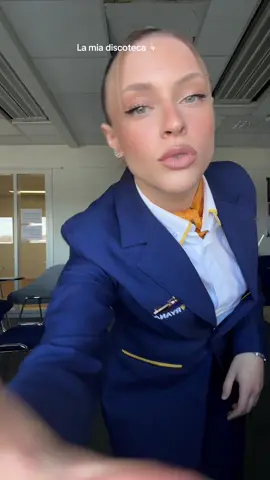 Ho paura di sapere perché si sia illuminato quindi fingeremo che stesse collaborando al tiktok  #fyp #perte #assistentedivolo #flightattendant #cabincrew #ryanair 