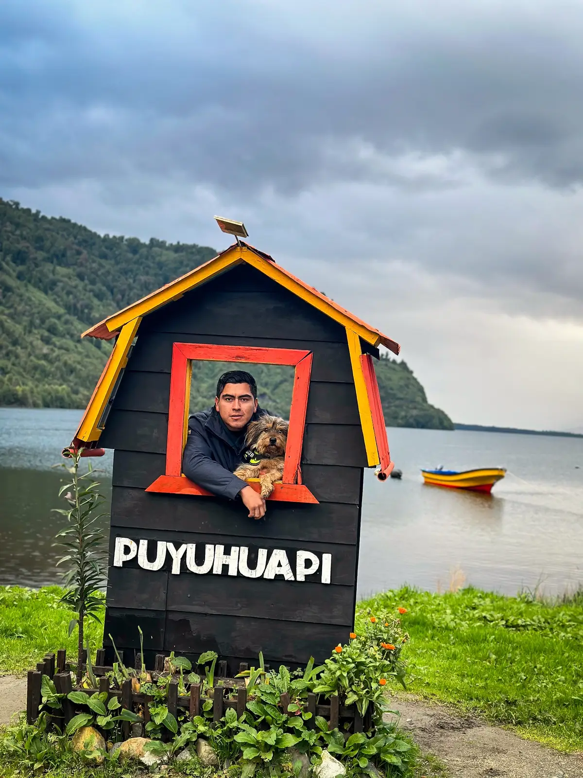 Carretera Austral 🏔️📸 salimos de la rutina, y nos escapamos con rumbo a chaiten a dejar a un amigo!!! Con lipi somos inmensamente felices de invitar a todos los amigos y familia a conocer la carretera!!! Nos gusta compartir el privilegio que tenemos de estar viviendo en un lugar tam hermoso pero aveces poco accesible a quienes tienen las ganas de conocer la Región de Aysén. PD: pensando seriamente en adoptar un hermano a lipi 🤗🐶 #carreteraaustral #lipibernales #doglover #adoptanocompres #viajarconperro 