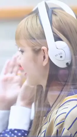 #CapCut still remember the video where Lisa was rudely shouted at by a reporter and look at Jennie's reaction after that, in the second video at that time Lisa lost her passport but the Meneger blamed Lisa, and you can see how angry Jisoo, Jennie and Rose were when the Meneger scolded her sister their youngest#blackpink #jennie #lisa #jisoo #rose #jenlisa #jenchulichaeng💓 #fyp #4u @blackpinkofficial @roses_are_rosie #fyp #fyp 